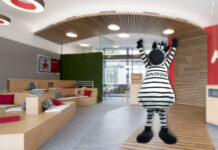 THW-Students-Night 2024: Tickets und Gewinnspiel THW Kiel Maskottchen Zebra Hein Paddel steht in der Studiale