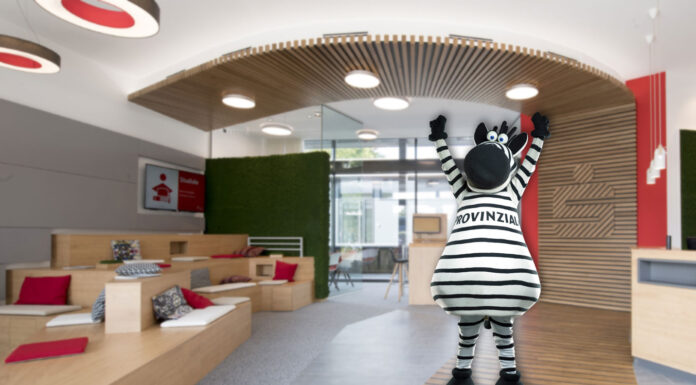 THW-Students-Night 2024: Tickets und Gewinnspiel THW Kiel Maskottchen Zebra Hein Paddel steht in der Studiale