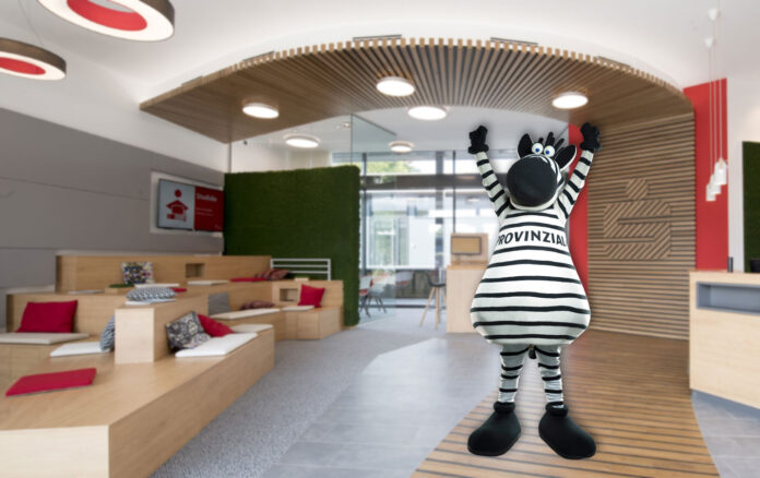 THW Kiel Maskottchen Zebra Hein Paddel steht in der Studiale
