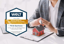 Die beste Baufinanzierungs-Beratung gibt es bei uns! Mann hält seine Hände über ein kleines rotes Haus