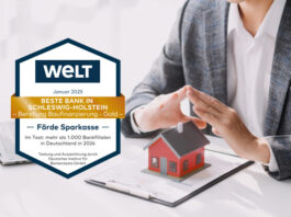 Die beste Baufinanzierungs-Beratung gibt es bei uns! Mann hält seine Hände über ein kleines rotes Haus