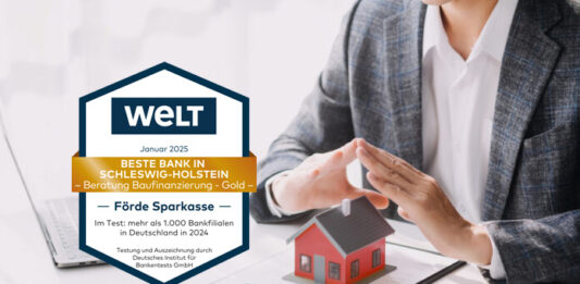 Die beste Baufinanzierungs-Beratung gibt es bei uns! Mann hält seine Hände über ein kleines rotes Haus