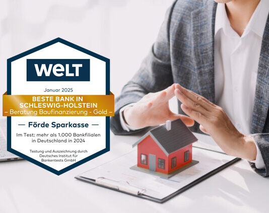 Die beste Baufinanzierungs-Beratung gibt es bei uns! Mann hält seine Hände über ein kleines rotes Haus