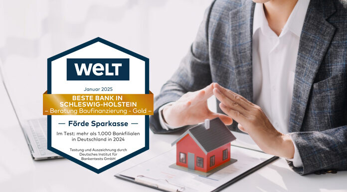 Die beste Baufinanzierungs-Beratung gibt es bei uns! Mann hält seine Hände über ein kleines rotes Haus