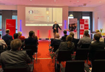 Baltic Business Angels Schleswig-Holstein: Die Höhle der Möwen Ein Mann hält eine Präsentation vor Publikum