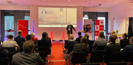 Baltic Business Angels Schleswig-Holstein: Die Höhle der Möwen Ein Mann hält eine Präsentation vor Publikum