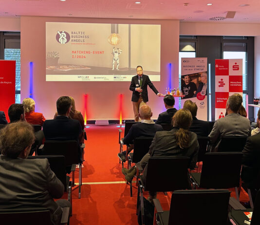 Baltic Business Angels Schleswig-Holstein: Die Höhle der Möwen Ein Mann hält eine Präsentation vor Publikum