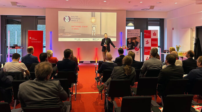 Baltic Business Angels Schleswig-Holstein: Die Höhle der Möwen Ein Mann hält eine Präsentation vor Publikum
