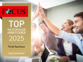 Förde Sparkasse ist „Top-Arbeitgeberin National 2025“ Kollegen sitzen an einem Tisch und geben sich ein High Five.