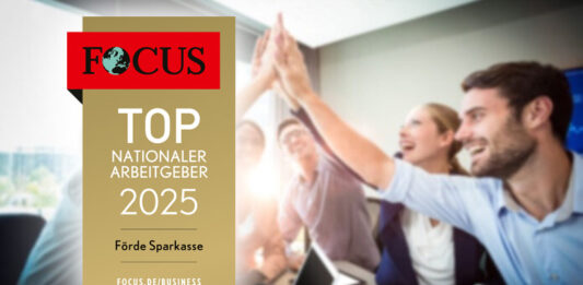 Förde Sparkasse ist „Top-Arbeitgeberin National 2025“ Kollegen sitzen an einem Tisch und geben sich ein High Five.