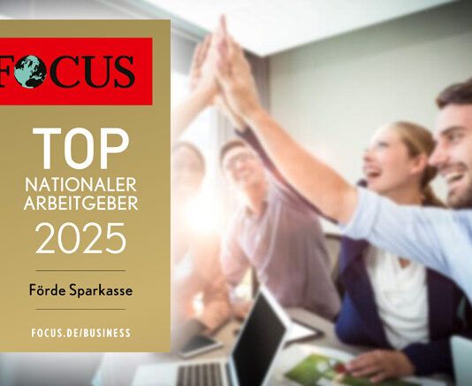 Förde Sparkasse ist „Top-Arbeitgeberin National 2025“ Kollegen sitzen an einem Tisch und geben sich ein High Five.