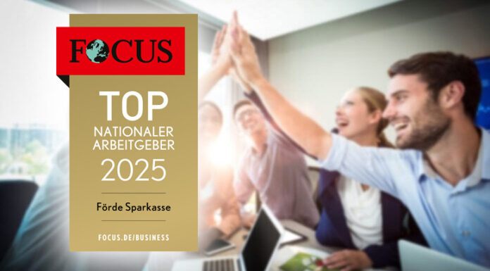 Förde Sparkasse ist „Top-Arbeitgeberin National 2025“ Kollegen sitzen an einem Tisch und geben sich ein High Five.