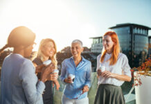 Gleiche Chancen, gleiche Rechte? So steht es um die Frauen tatsächlich Vier Business Frauen stehen nebeneinander und haben einen Coffee to go in den Händen