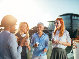 Gleiche Chancen, gleiche Rechte? So steht es um die Frauen tatsächlich Vier Business Frauen stehen nebeneinander und haben einen Coffee to go in den Händen