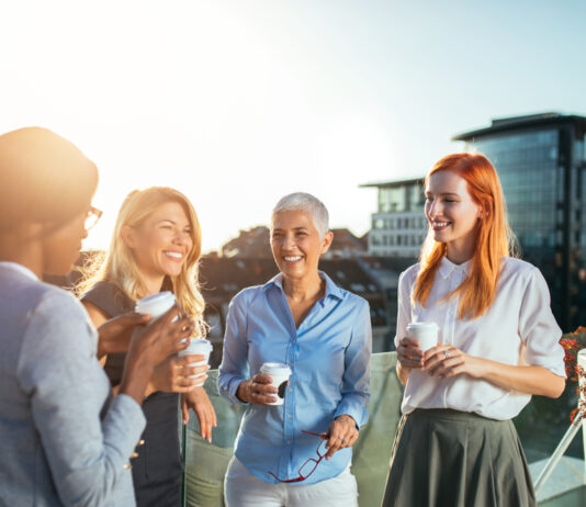Gleiche Chancen, gleiche Rechte? So steht es um die Frauen tatsächlich Vier Business Frauen stehen nebeneinander und haben einen Coffee to go in den Händen