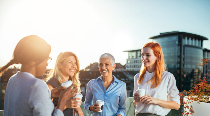 Gleiche Chancen, gleiche Rechte? So steht es um die Frauen tatsächlich Vier Business Frauen stehen nebeneinander und haben einen Coffee to go in den Händen