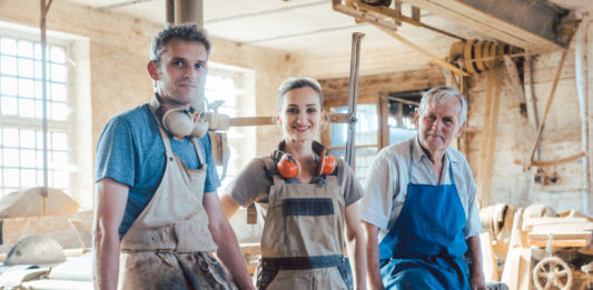 Die Unternehmensnachfolge – Eine emotionale Reise für visionäre Unternehmer:innen Handwerker Familienbetrieb mit Generationen in der Werkstatt Pause