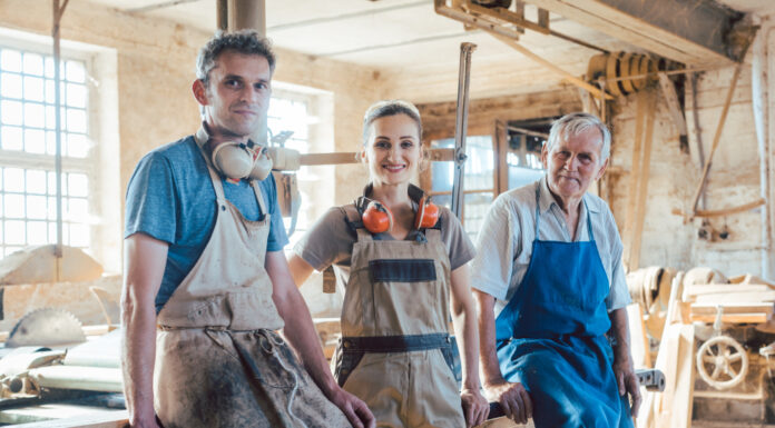 Die Unternehmensnachfolge – Eine emotionale Reise für visionäre Unternehmer:innen Handwerker Familienbetrieb mit Generationen in der Werkstatt Pause