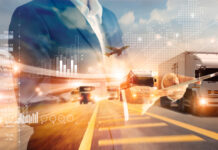 Deutschland brummt leiser – vorerst Mann im Anzug, im Hintergrund eine Autobahn mit LKW, ein Flugzeug am Himmel.