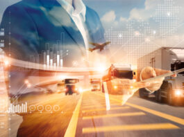 Deutschland brummt leiser – vorerst Mann im Anzug, im Hintergrund eine Autobahn mit LKW, ein Flugzeug am Himmel.