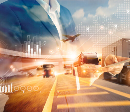 Deutschland brummt leiser – vorerst Mann im Anzug, im Hintergrund eine Autobahn mit LKW, ein Flugzeug am Himmel.