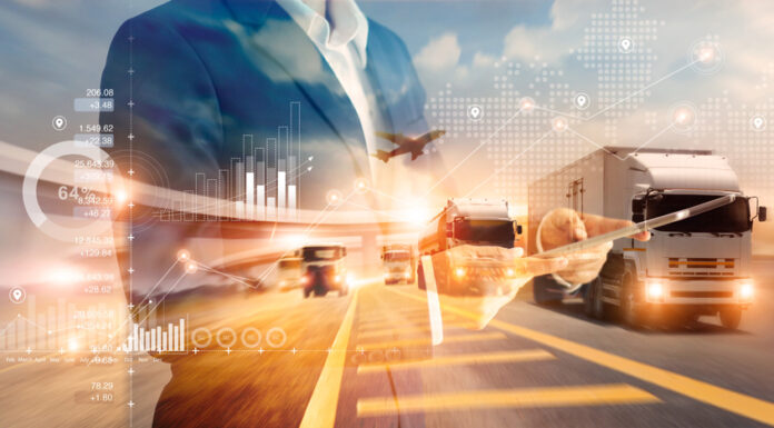 Deutschland brummt leiser – vorerst Mann im Anzug, im Hintergrund eine Autobahn mit LKW, ein Flugzeug am Himmel.