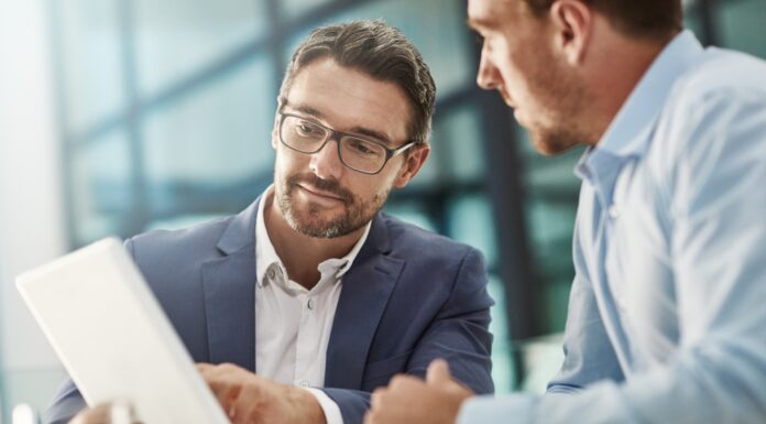Noch mehr Nähe, noch kürzere Wege Tablet, Treffen von zwei Geschäftsleuten in der Bürodiskussion