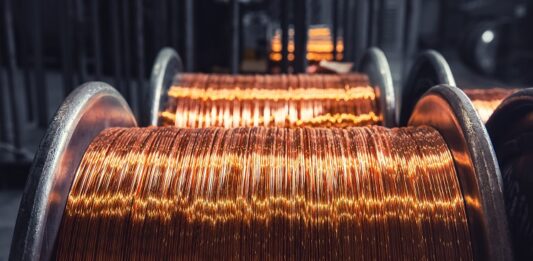 Von der Antike zur Gegenwart: Wie Kupfer die Weltwirtschaft prägt und vorhersagt Kupferrollen in einer Fabrik