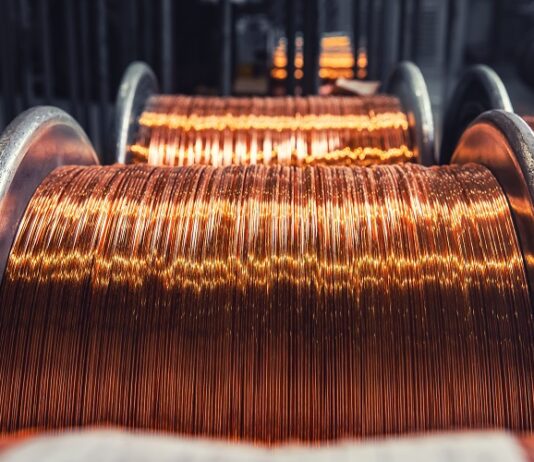 Von der Antike zur Gegenwart: Wie Kupfer die Weltwirtschaft prägt und vorhersagt Kupferrollen in einer Fabrik