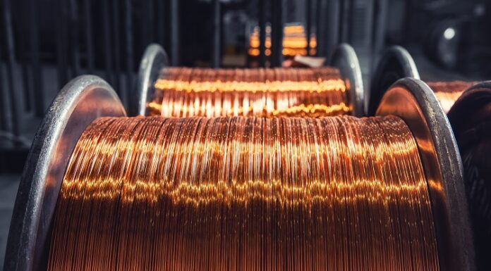Von der Antike zur Gegenwart: Wie Kupfer die Weltwirtschaft prägt und vorhersagt Kupferrollen in einer Fabrik