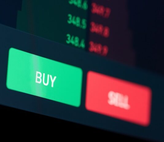 Aktienhandel: Verkaufsordertypen im Überblick Buy und Sell Knöpfe auf einem Bildschrim