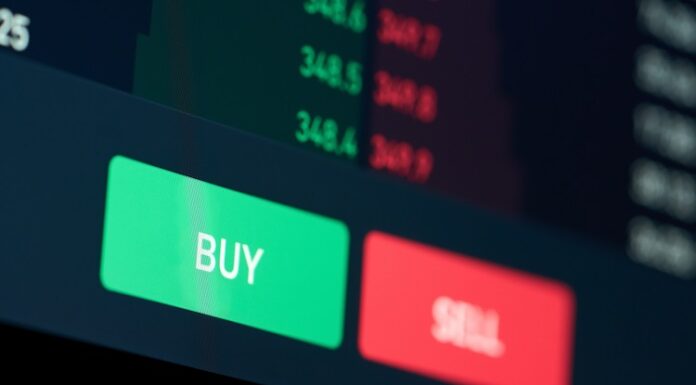 Aktienhandel: Verkaufsordertypen im Überblick Buy und Sell Knöpfe auf einem Bildschrim