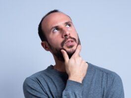 Was Sie über Zertifikate wissen sollten Mann schaut fragend nach oben