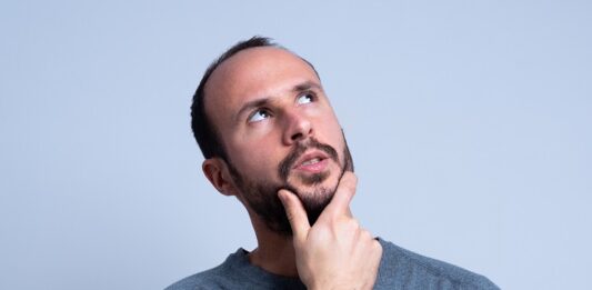 Was Sie über Zertifikate wissen sollten Mann schaut fragend nach oben