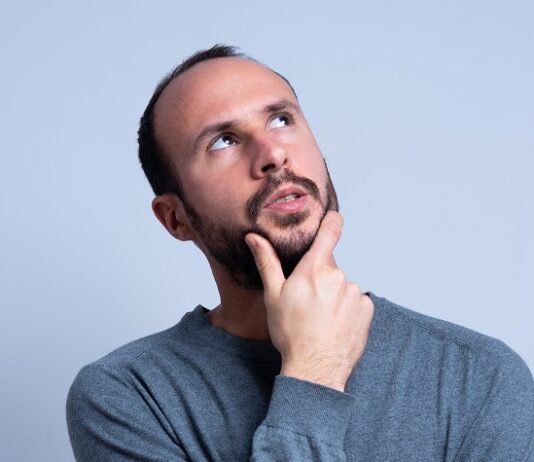 Was Sie über Zertifikate wissen sollten Mann schaut fragend nach oben