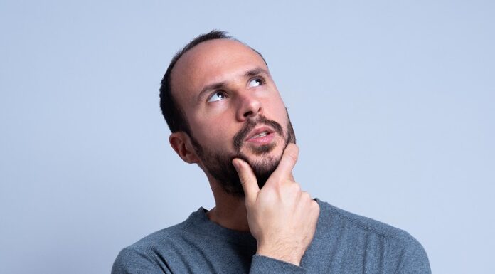 Was Sie über Zertifikate wissen sollten Mann schaut fragend nach oben