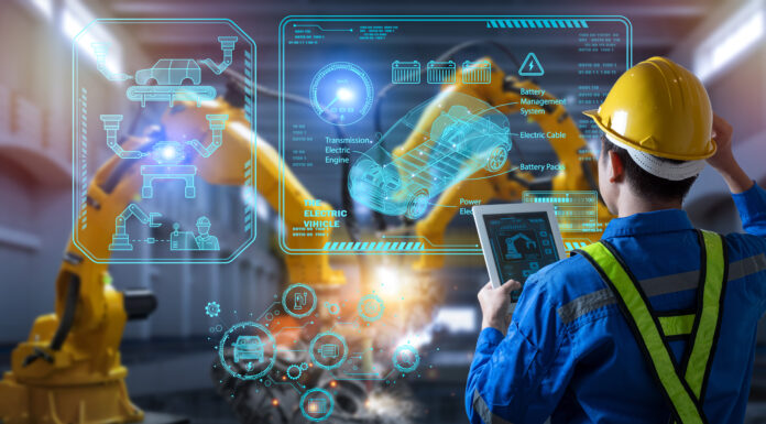 Arbeitsabläufe modern gestalten durch Prozessdigitalisierung Ein Mann steht vor einer Glaswand in der Produktion.