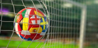 Fußball-WM 2026: Mitfiebern und gewinnen Fußball mit Flaggen von europäischen Ländern im Netz der Tore des Fußballstadions.