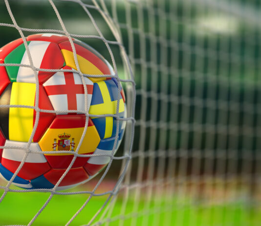 Fußball EM 2024: Mitfiebern und gewinnen Fußball mit Flaggen von europäischen Ländern im Netz der Tore des Fußballstadions.