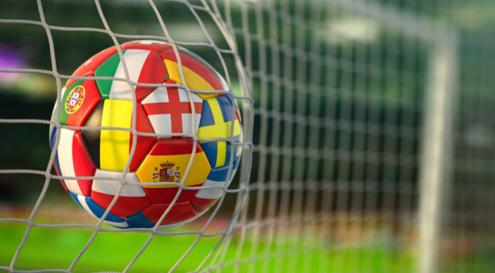 Fußball EM 2024: Mitfiebern und gewinnen Fußball mit Flaggen von europäischen Ländern im Netz der Tore des Fußballstadions.