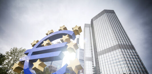 EZB hat den Leitzins gesenkt – zum ersten Mal nach 8 Jahren Euro-Zeichen und Europäische Zentralbank (EZB) in Frankfurt