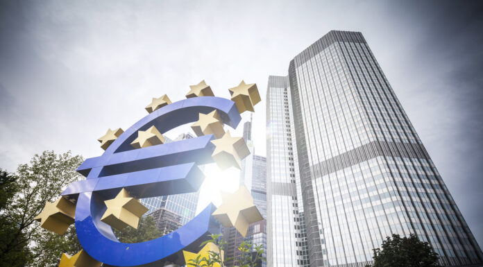 EZB hat den Leitzins gesenkt – zum ersten Mal nach 8 Jahren Euro-Zeichen und Europäische Zentralbank (EZB) in Frankfurt