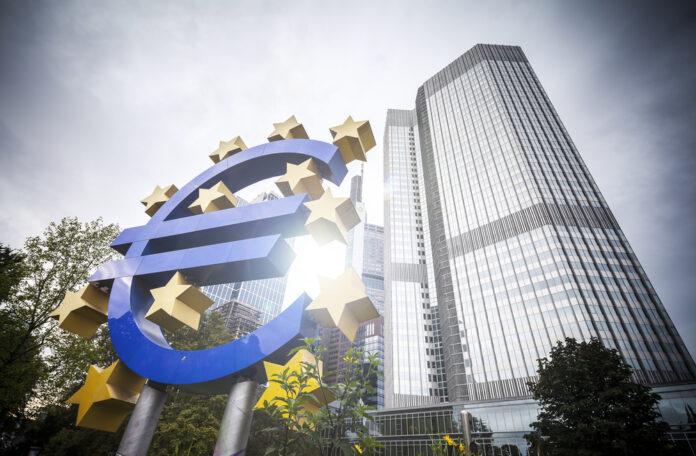 Euro-Zeichen und Europäische Zentralbank (EZB) in Frankfurt