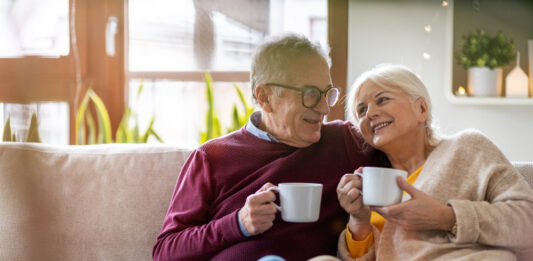 Rentenpaket II beschlossen – das bedeutet es für Ihre Altersvorsorge Porträt eines glücklichen älteren Ehepaares, das sich zu Hause auf dem Sofa entspannt