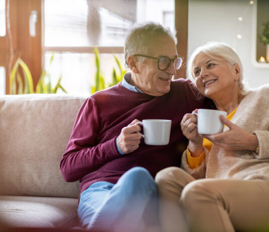 Rentenpaket II beschlossen – das bedeutet es für Ihre Altersvorsorge Porträt eines glücklichen älteren Ehepaares, das sich zu Hause auf dem Sofa entspannt