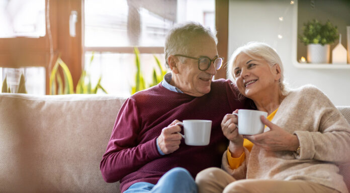 Rentenpaket II beschlossen – das bedeutet es für Ihre Altersvorsorge Porträt eines glücklichen älteren Ehepaares, das sich zu Hause auf dem Sofa entspannt