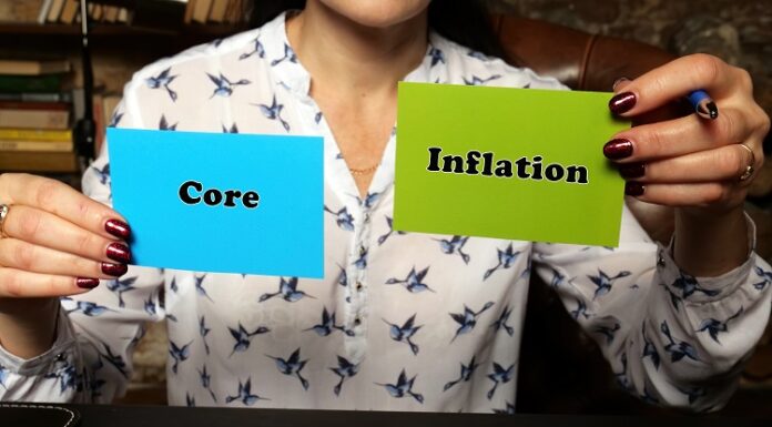 Kerninflation und Inflation – warum dieser Unterschied? Frau hält zwei Schilder mit Core und Inflation hoch