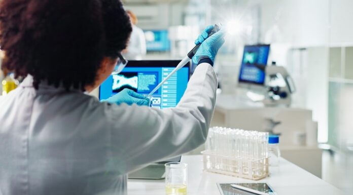 Gesundmacher fürs Wertpapier-Portfolio Labor Mitarbeiterin nimmt mit Pipette eine Probe aus einem Reagenzglas