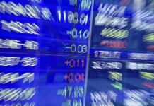 Kapitalmärkte beruhigen sich wieder – was war los? Bild: Verzerrter Screen der die Kurszahlen des japanischen Stock Exchanges zeigt