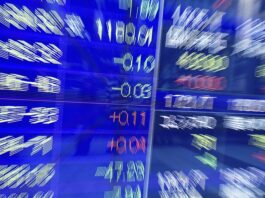 Kapitalmärkte beruhigen sich wieder – was war los? Bild: Verzerrter Screen der die Kurszahlen des japanischen Stock Exchanges zeigt